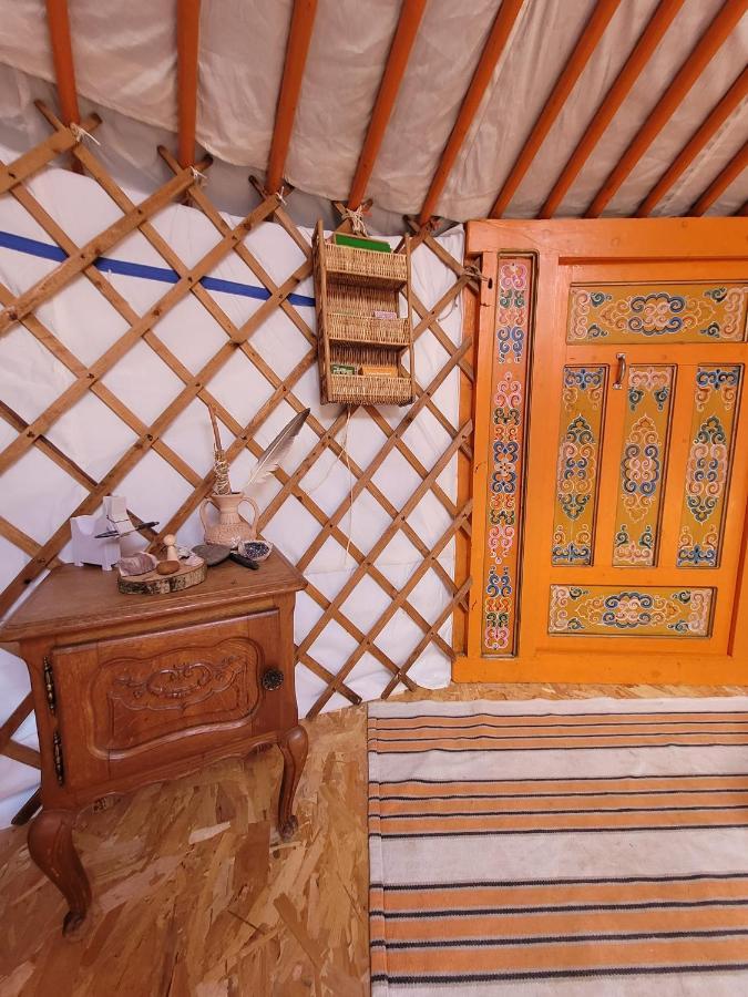 Slapen Tussen De Ezels In De Yurt Otel Aarschot Dış mekan fotoğraf